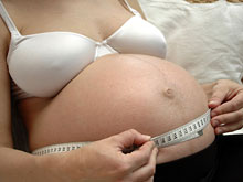 Большой вес матери тормозит развитие ребенка, подсчитали исследователи