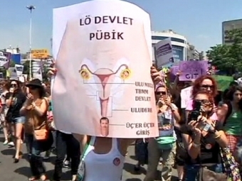 Власти Турции отказались ужесточать закон о проведении абортов