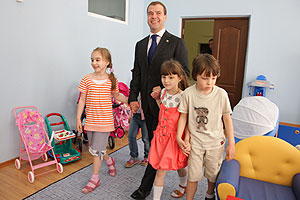 Медведев подпишет перечень поручений по проблемам детского здравоохранения