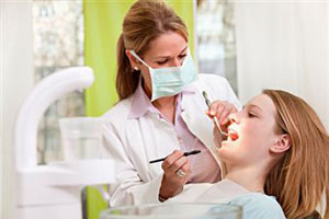 Женскую молодость поможет вернуть врач-стоматолог