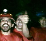 Чилийские шахтеры, заточенные под землей, получают медицинскую помощь