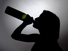 Алкоголь - спасение от стресса для большинства людей, показал опрос