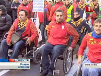 В Мадриде против реформы здравоохранения протестовали инвалиды-колясочники
