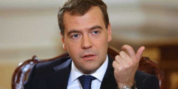 Медведев предложил сажать за продажу алкоголя детям