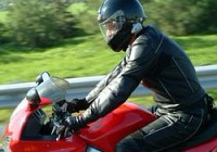 Шлем эффективно защищает лицо мотоциклиста во время ДТП