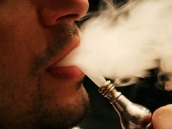 В Казахстане анонсировали запрет на курение кальяна