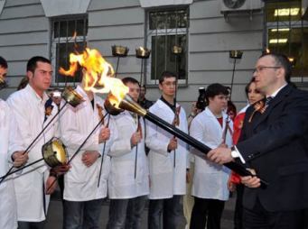 Студенты Медико-стоматологического института провели факельное шествие в честь Дня Победы