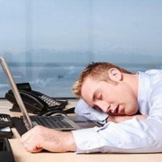 Почему офисным работникам хочется спать на рабочем месте?