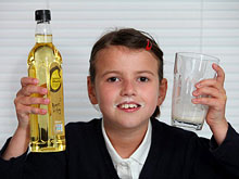 Редкий дефект заставляет девочку ежедневно пить масло и сливки