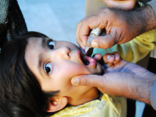 Пакистанская полиция и врачи насильно прививают детей от полиомиелита