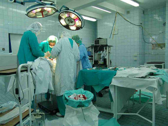 Английские хирурги забыли в животе пациента силиконовый коврик размером с лист бумаги