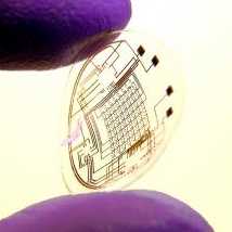 Ученые разработали прототип бионических контактных линз