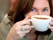 В порциях кофе и фаворитных напитках больше кофеина, чем заявляется