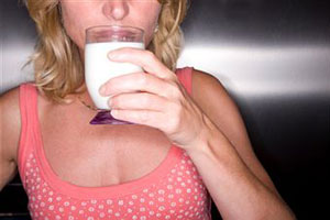 Женскую молодость продлит молоко с аспирином