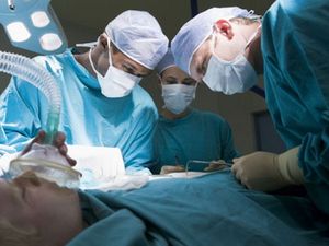 Карельской медсестре дали год условно за забытое в теле пациентки полотенце 
