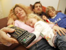 Врачи призывают американцев прекратить усаживать малышей перед телевизором
