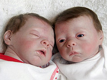 Куклы, похожие на настоящих младенцев, - новая форма терапии