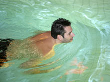 Плавать в хлорированной воде без очков опасно для зрения