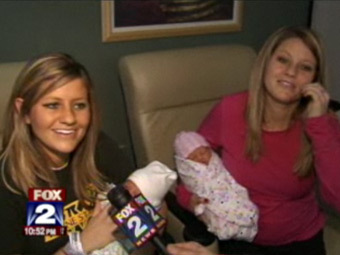 Американские сестры-близнецы родили с интервалом в 14 минут