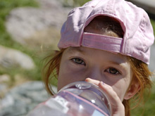 Необыкновенная бутылка для воды должна отбить у ребенка желание пить газировку