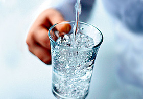 Питьевая вода во время приема еды может вызывать кишечные расстройства