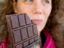 Доказано: 15-минутные прогулки помогают есть меньше шоколада