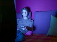 Подтверждено: свет от экрана телевизора и телефона не мешает спать
