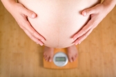 Избыточный вес беременной влияет на уровень железа в крови новорожденного