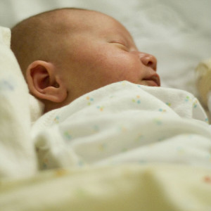 Младенцы не спят из-за родителей