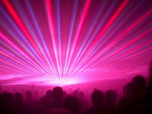 Лазерные установки в клубах редко вредят человеку
