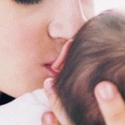Женщине с раком яичника удалось родить сына