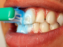 Втирание пасты настолько же эффективно, что и чистка зубов