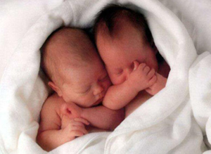 Когда рожать здоровых близнецов?