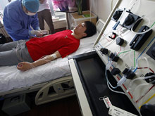 Китай столкнулся с острым недостатком донорской крови. Ее сдают даже министры