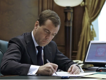 Медведев упразднил совет по развитию фармпромышленности