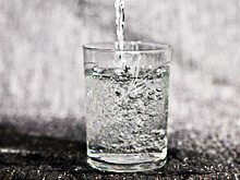 Из-за редчайшей болезни почек ребенок вынужден выпивать более 20 литров воды в день