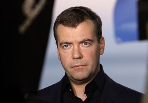 Медведев поручил утвердить список стратегически важных лекарств 