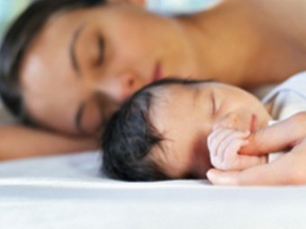 Сон с родителями увеличивает риск внезапной смерти младенцев в пять раз