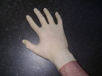 Кардиохирург заразил пациентов стафилококком из-за микротрещин в латексных перчатках