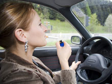 Курение за рулем опаснее вдыхания выхлопных газов, установили эксперты