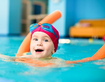 Плавание благотворно влияет на умственное развитие детей