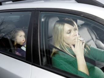 Пассивное курение оказалось наиболее опасным для маленьких девочек