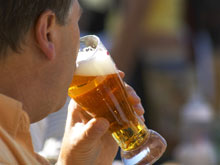 Изогнутые стаканы увеличивают скорость распития пива, показал эксперимент