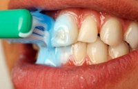 Втирание пасты настолько же эффективно, что и чистка зубов