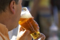 Изогнутые стаканы увеличивают скорость распития пива, показал эксперимент