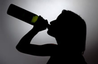 Алкоголь — спасение от стресса для большинства людей, показал опрос