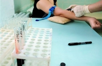 200 девочек несовершеннолетнего возраста заболели в Колумбии неизвестным заболеванием