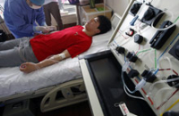 Китай столкнулся с острым недостатком донорской крови. Ее сдают даже министры