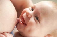 Замужние женщины дольше кормят ребенка грудью