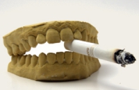 Курение подселяет в рот микробы